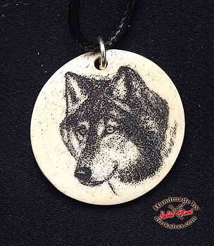 Graverat halsband av älghorn med Varg portrait W7