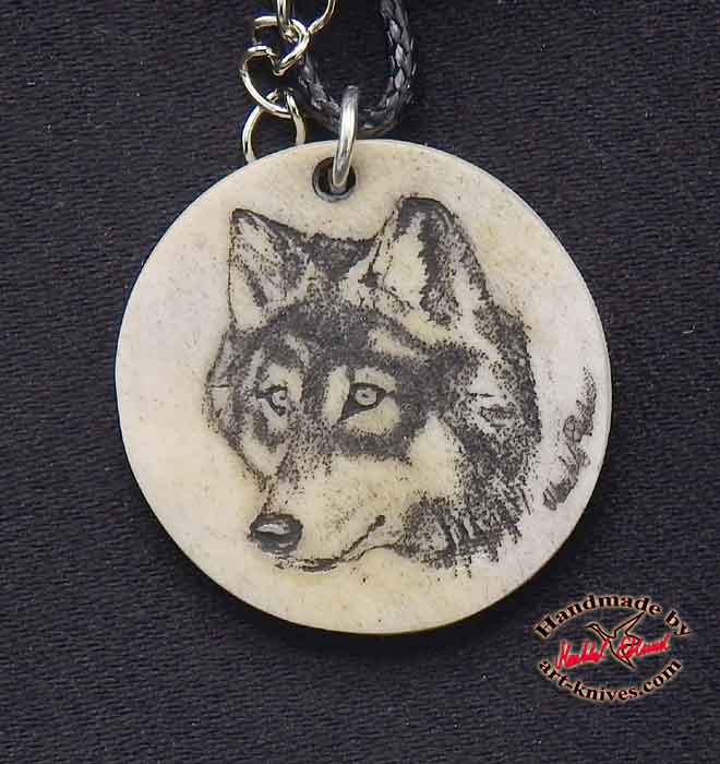 Graverat halsband av älghorn med Varg portrait W6