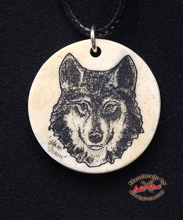 Graverat halsband av älghorn med Varg portrait W5