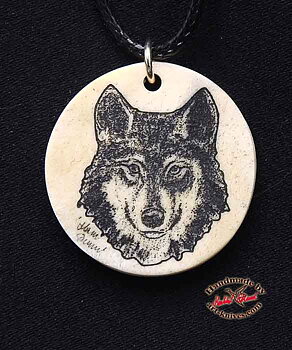 Graverat halsband av älghorn med Varg portrait W5