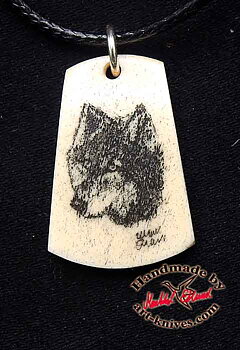Graverat halsband av älghorn med Varg portrait W13