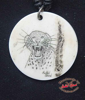 Graverat halsband av älghorn Leopard