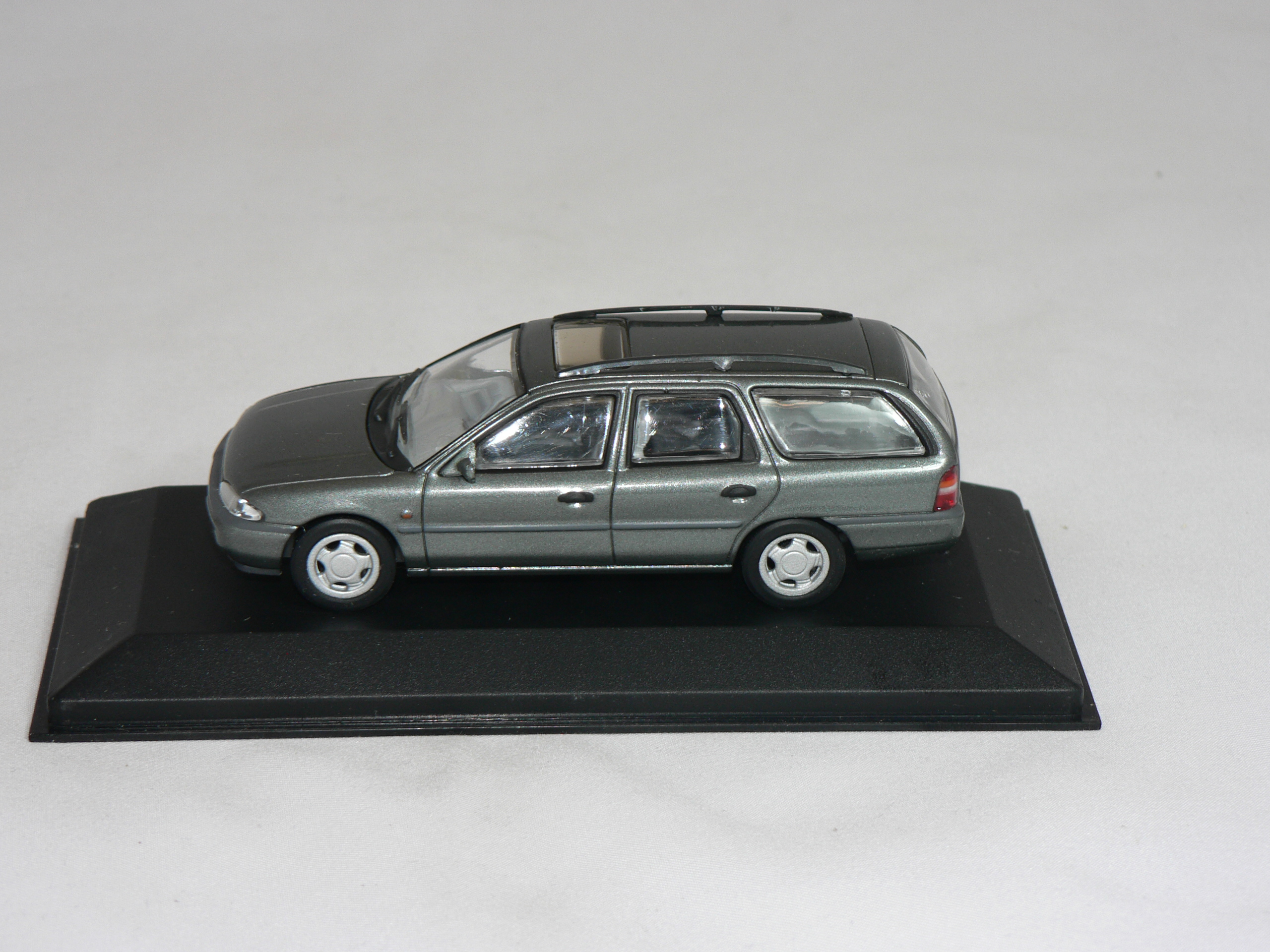 Ford Mondeo  Turnier  1:43 Minichamps - 3