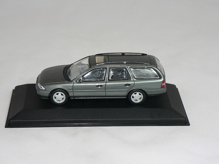 Ford Mondeo  Turnier  1:43 Minichamps
