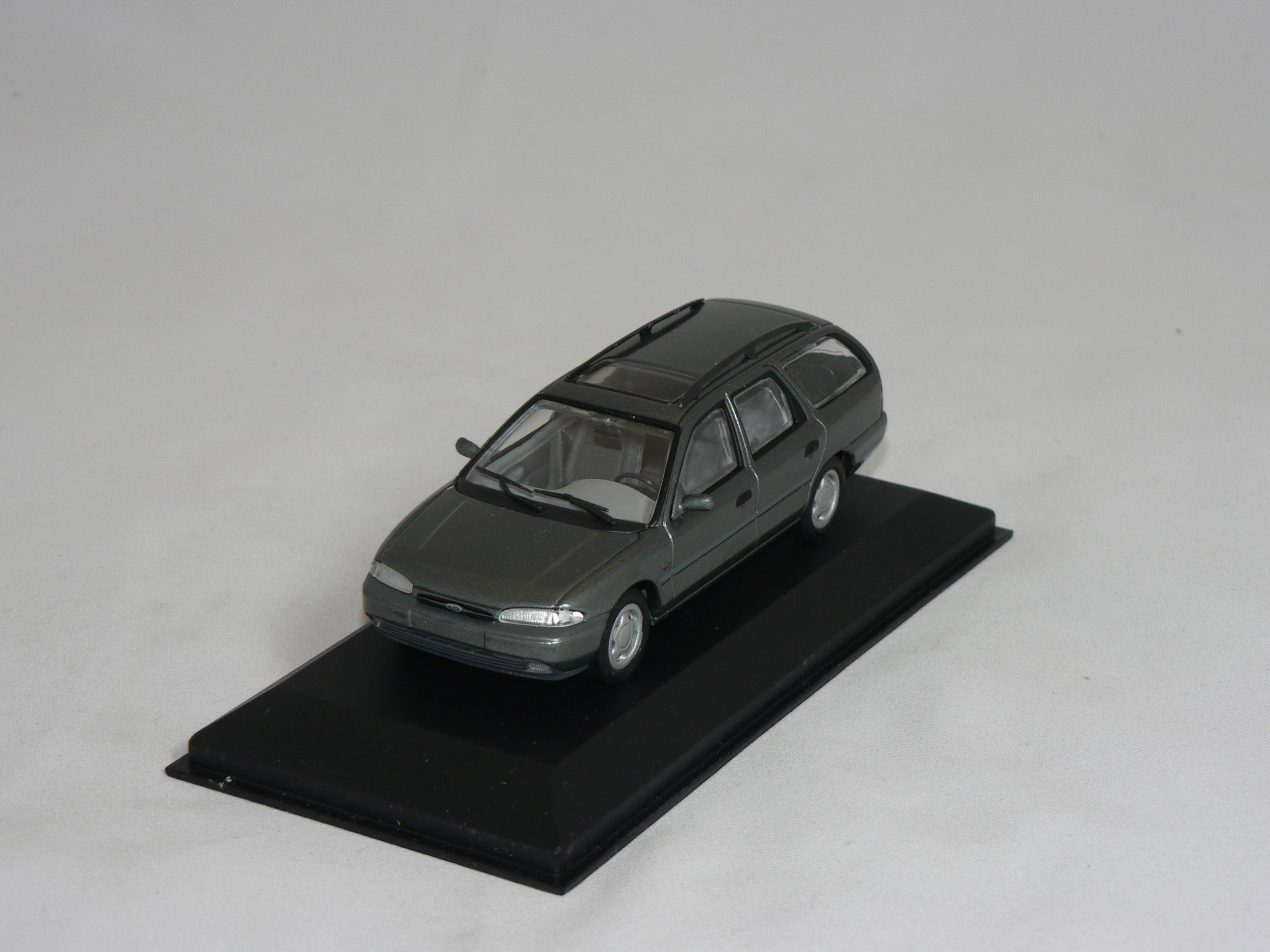 Ford Mondeo  Turnier  1:43 Minichamps