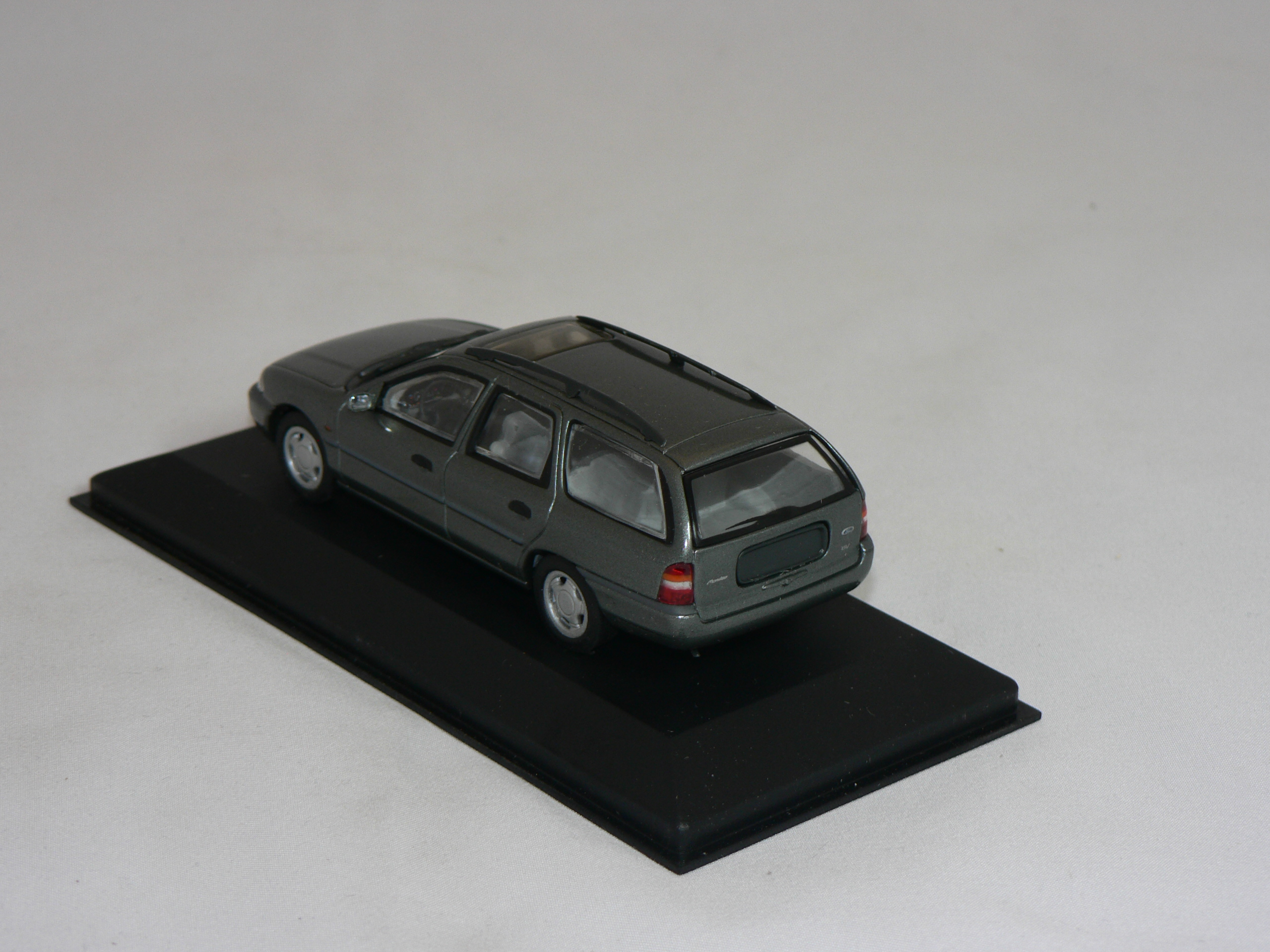 Ford Mondeo  Turnier  1:43 Minichamps - 2