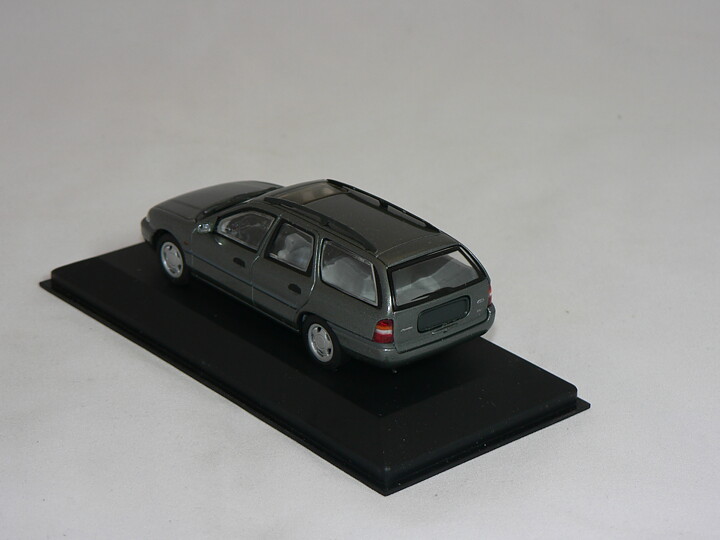 Ford Mondeo  Turnier  1:43 Minichamps