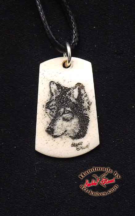 Graverat halsband av älghorn med Varg portrait W11