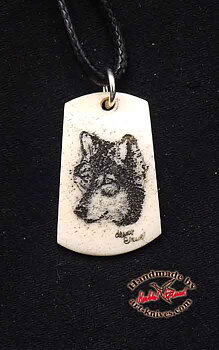 Graverat halsband av älghorn med Varg portrait W11