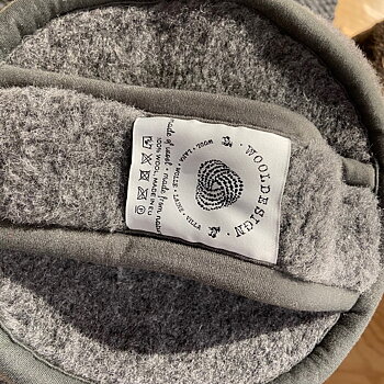 Bolster av mellangrå ull från Wooldesign