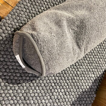 Bolster av mellangrå ull från Wooldesign