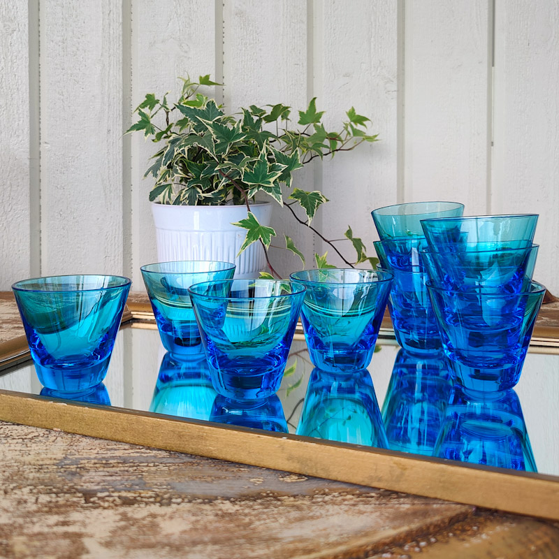Cocktailglas turkosblå glasmassa