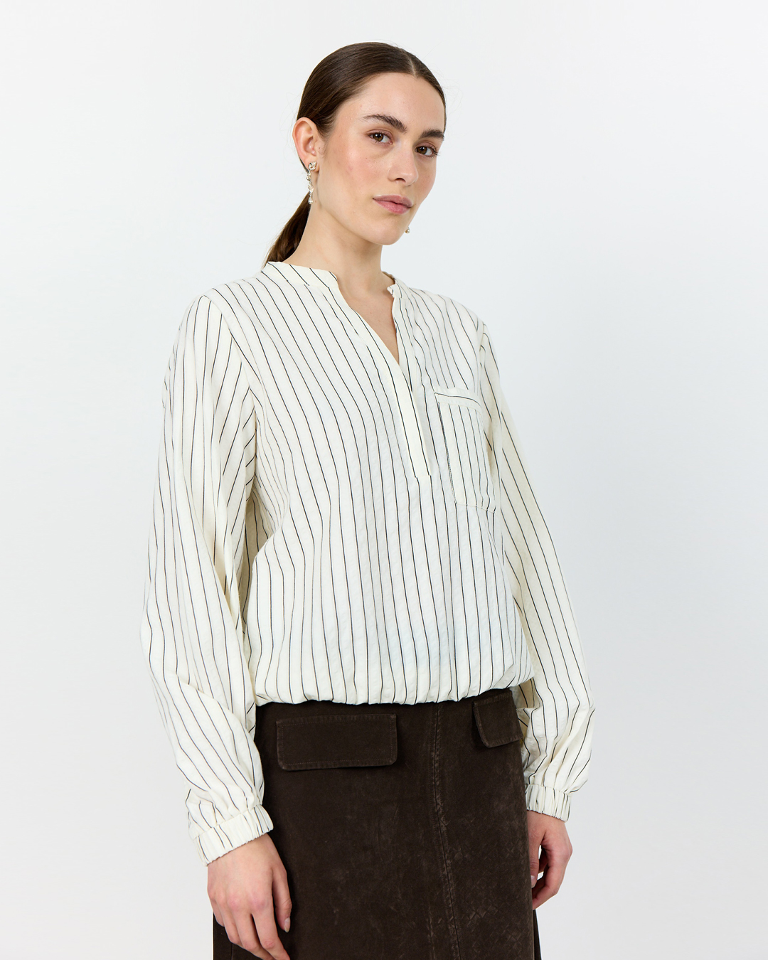 Blus Ninette med resår ljusbeige/svart randig