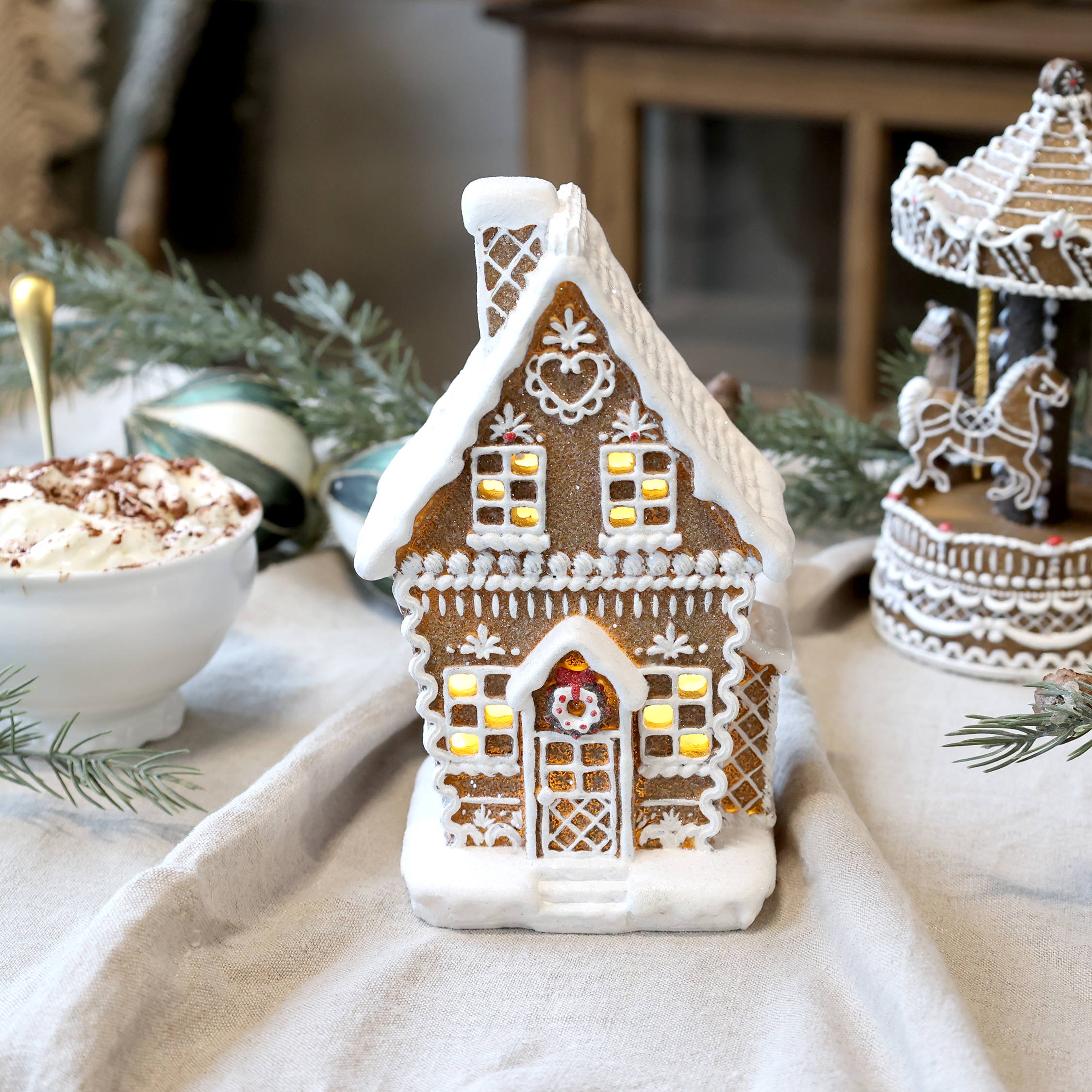 Pepparkakshus med ledbelysning - 11x7 cm - 2