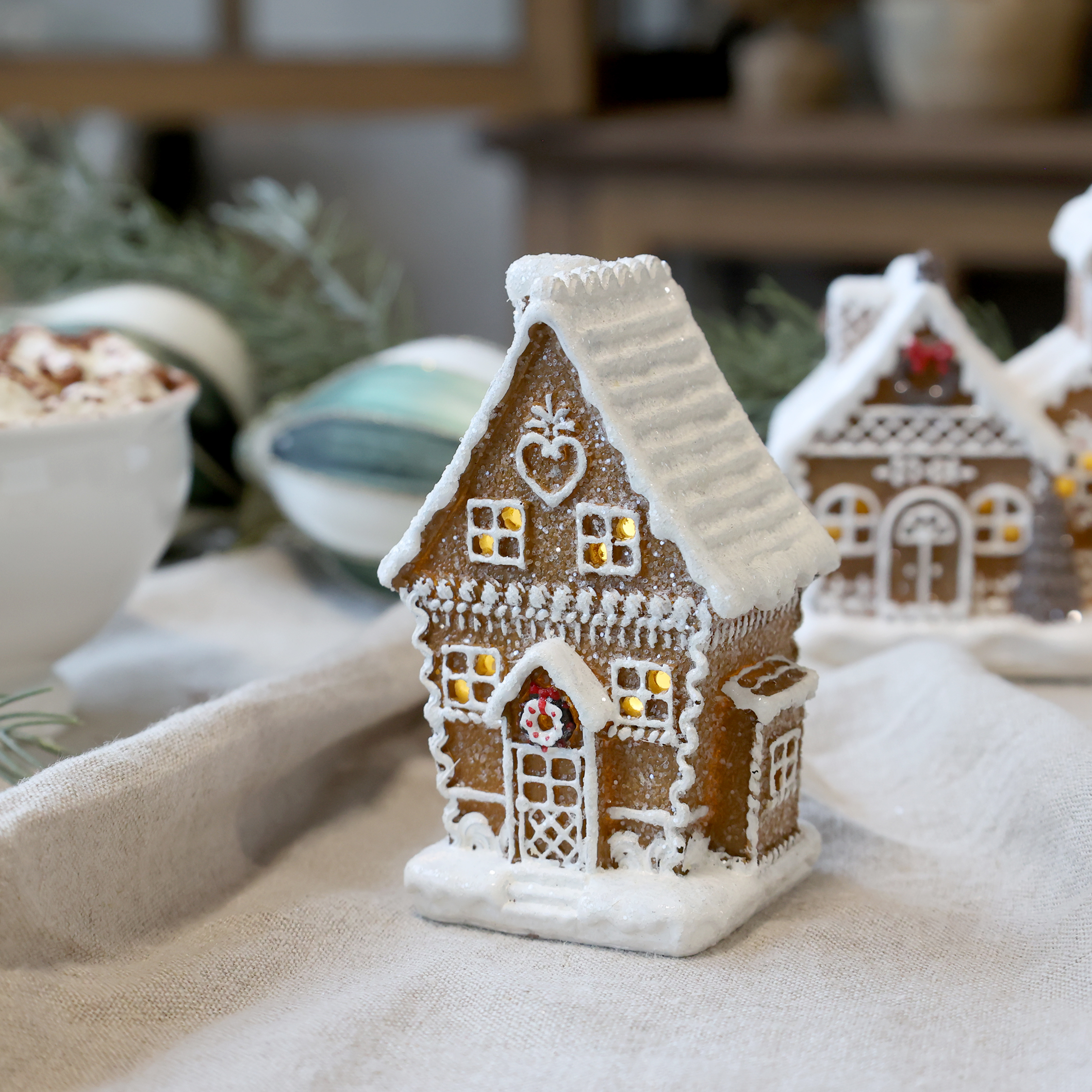 Gingerbread house with LED lighting - 21x13 cm - 2