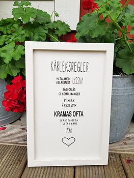 Trätavla med text " Kärleksregler"