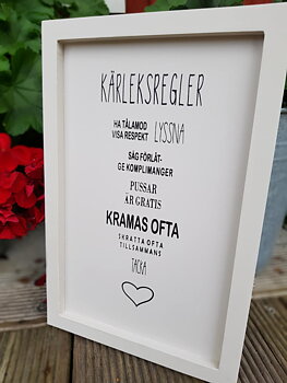 Trätavla med text " Kärleksregler"