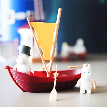 Muminpappans segelbåt med 2 figurer