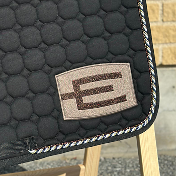 EQUILINE HOPPSCHABRAK MED E-LOGGA BLACK E35 BR.GL./CAPPUCINO