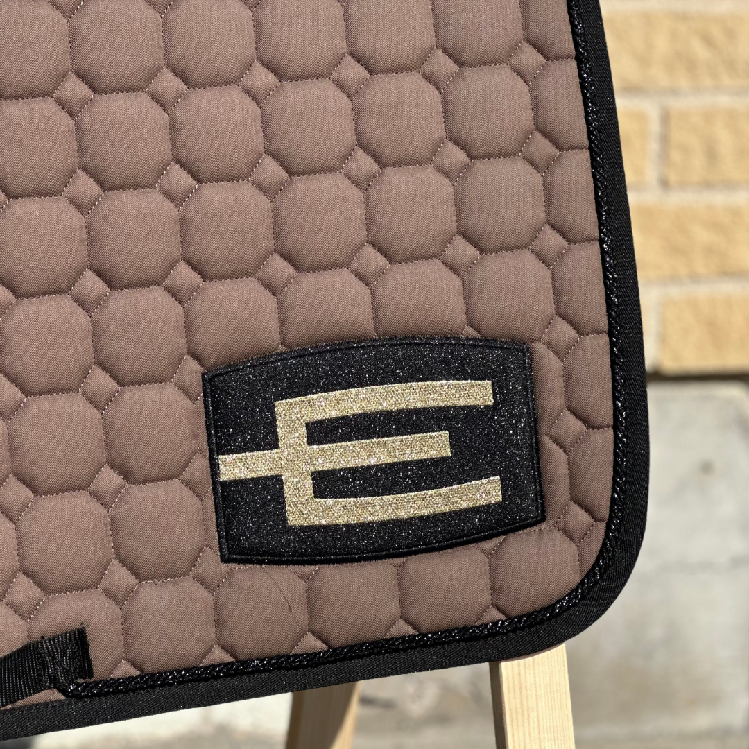EQUILINE HOPPSCHABRAK MED E-LOGGA CAPPUCCINO E23 ORD SU NERO GL. - 2