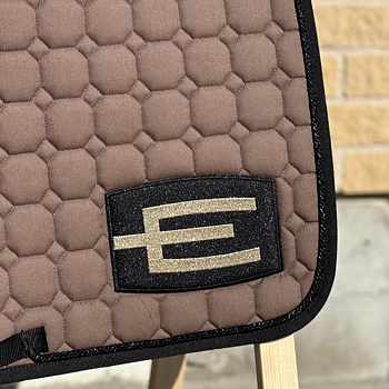 EQUILINE HOPPSCHABRAK MED E-LOGGA CAPPUCCINO E23 ORD SU NERO GL.