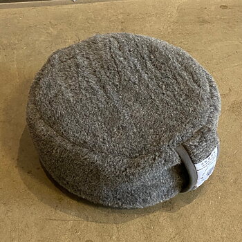 Meditationskudde av mellangrå ull från Wooldesign