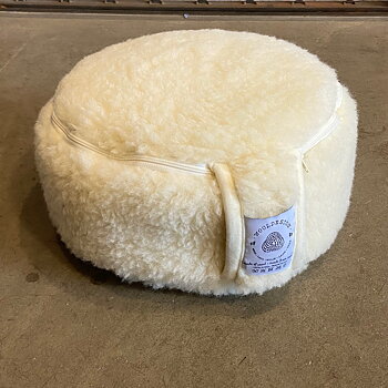Meditationskudde av naturvit ull från Wooldesign
