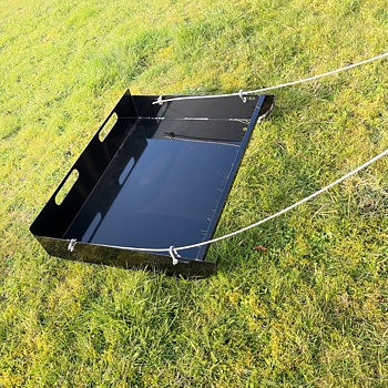 PC SLÄDE som samlar upp gödsel och skräp i hage bakom dragfordon