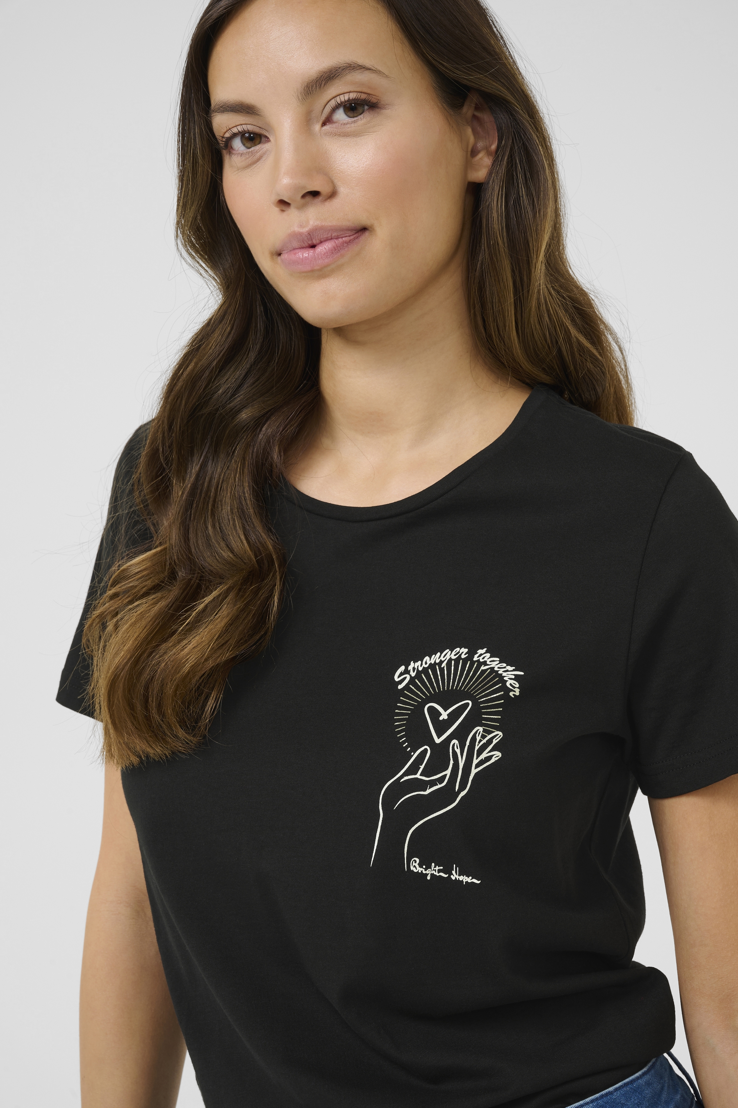 CRUmra T-shirt Black with white heart hand
