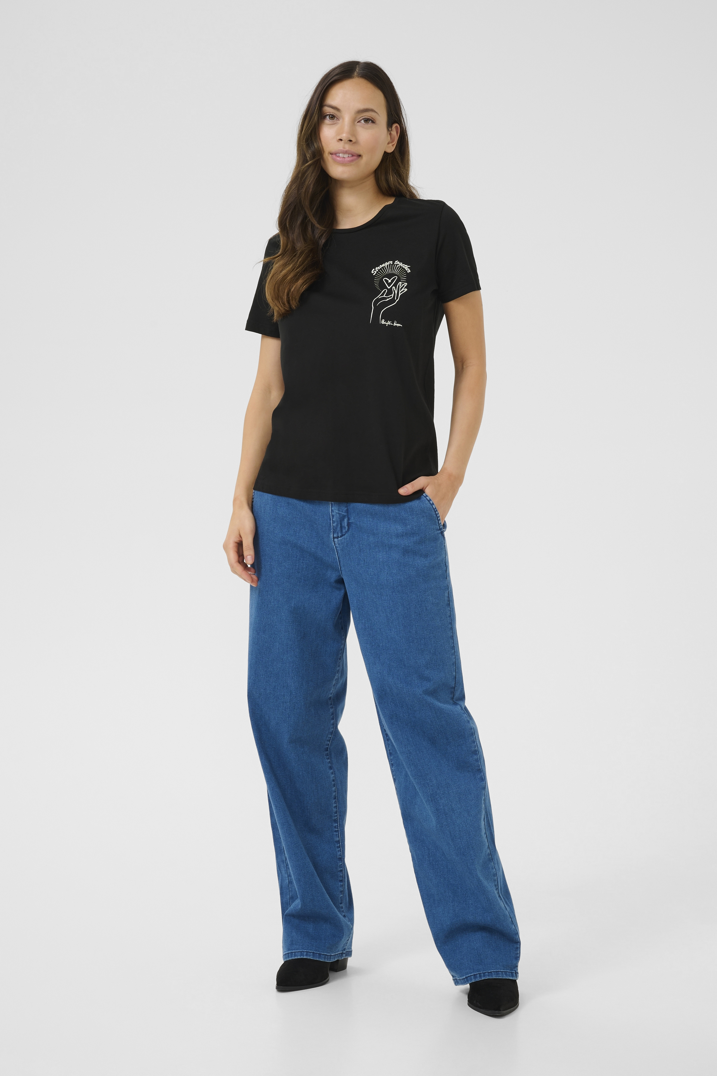 CRUmra T-shirt Black with white heart hand - 3