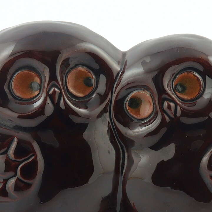アイモ・ニェットボリ  枝にとまった茶色いフクロウの陶板  18cm  1970年代