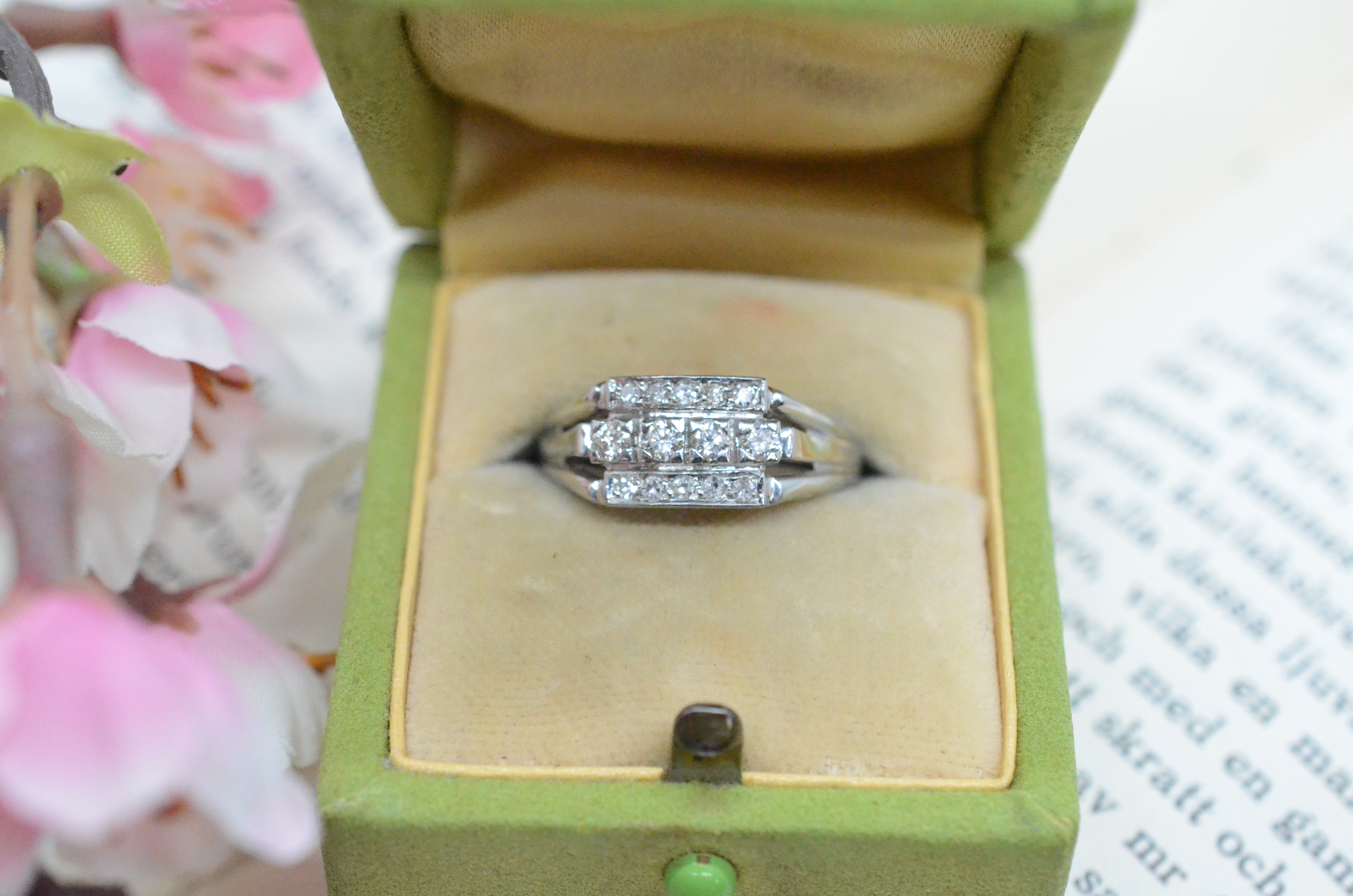 Vintage 18k white gold ring with diamonds 0,30 ct