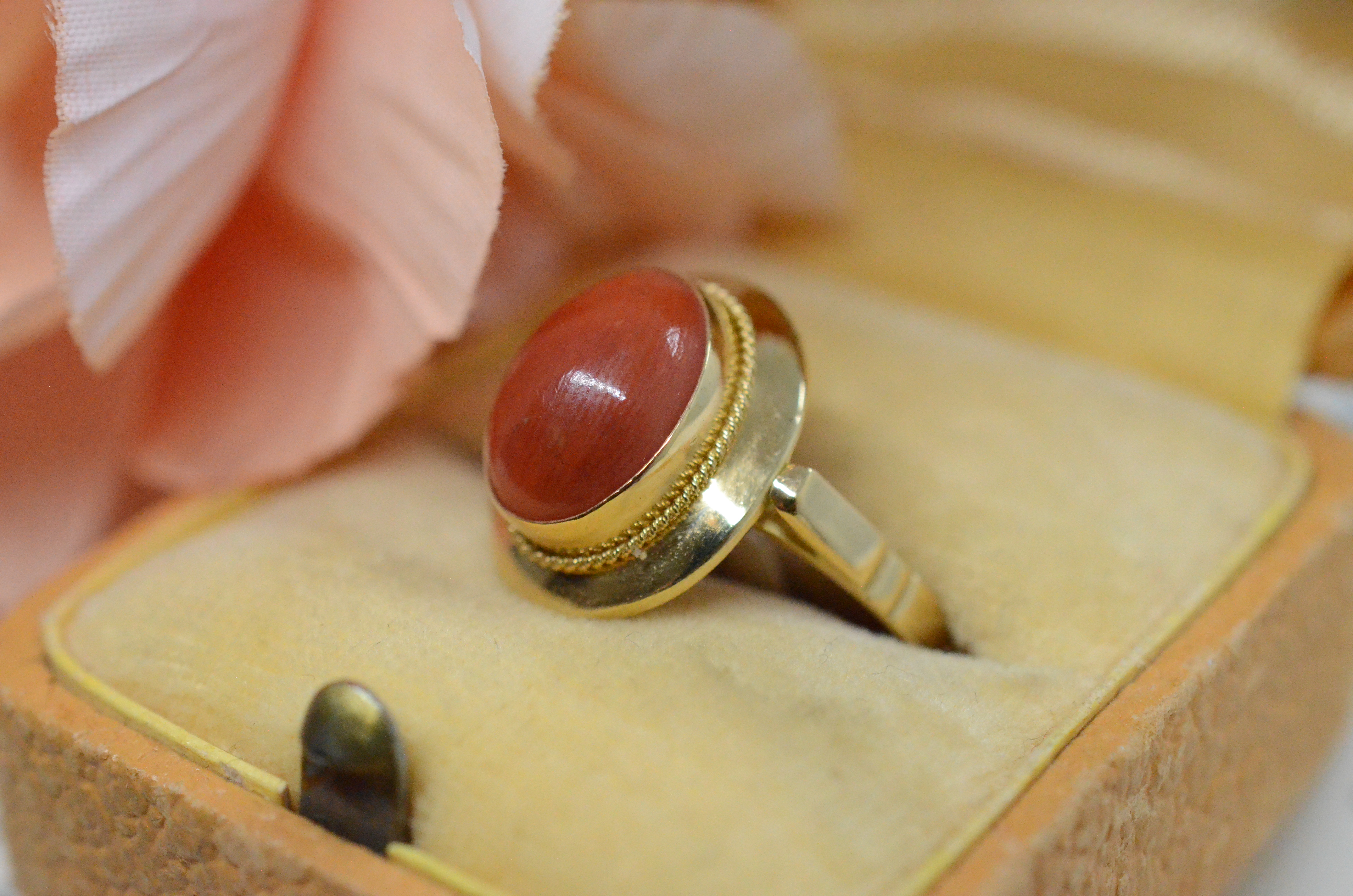 Vintage 18k ring med korallfärgad sten - 2