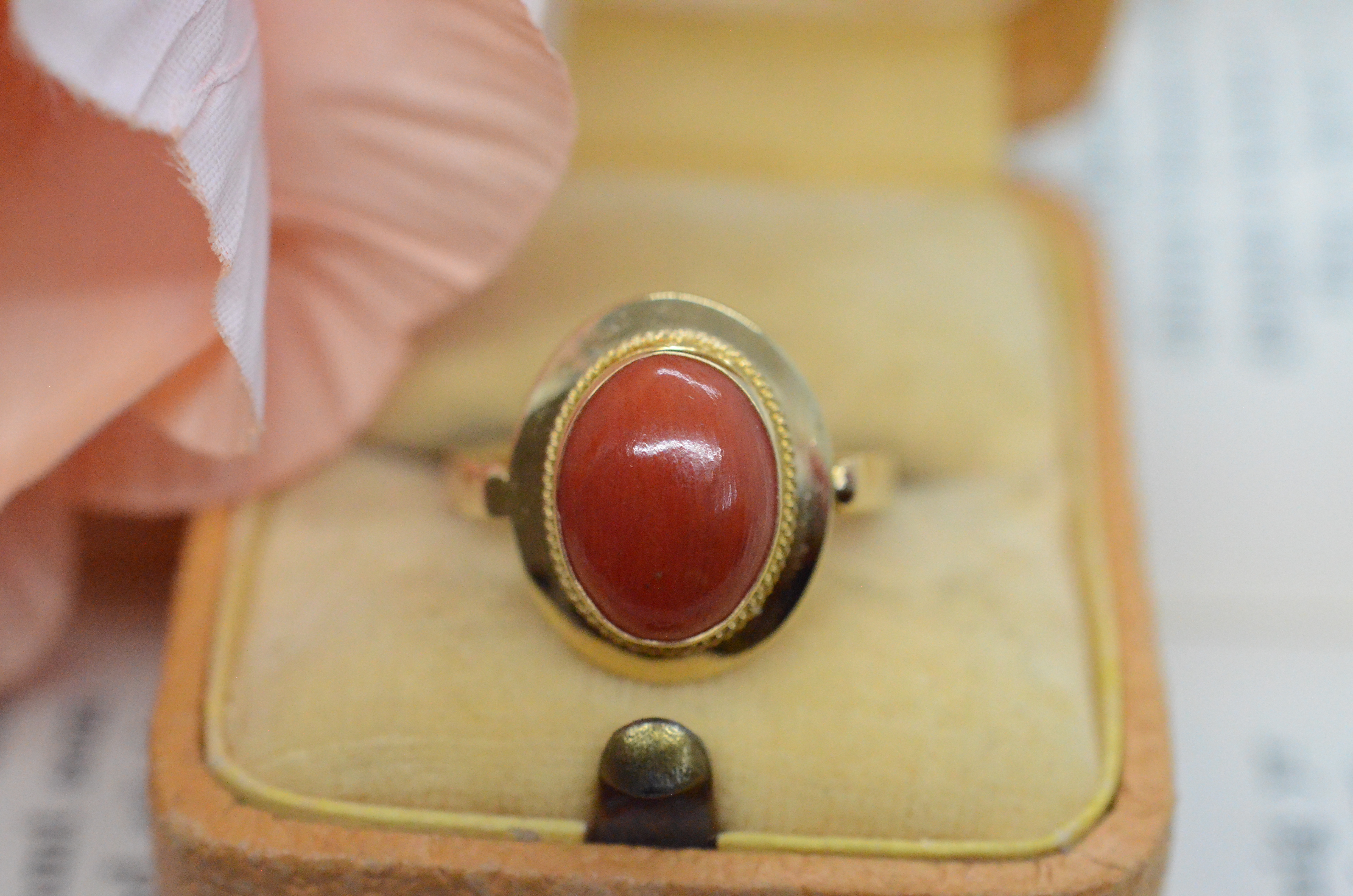 Vintage 18k ring med korallfärgad sten - 3