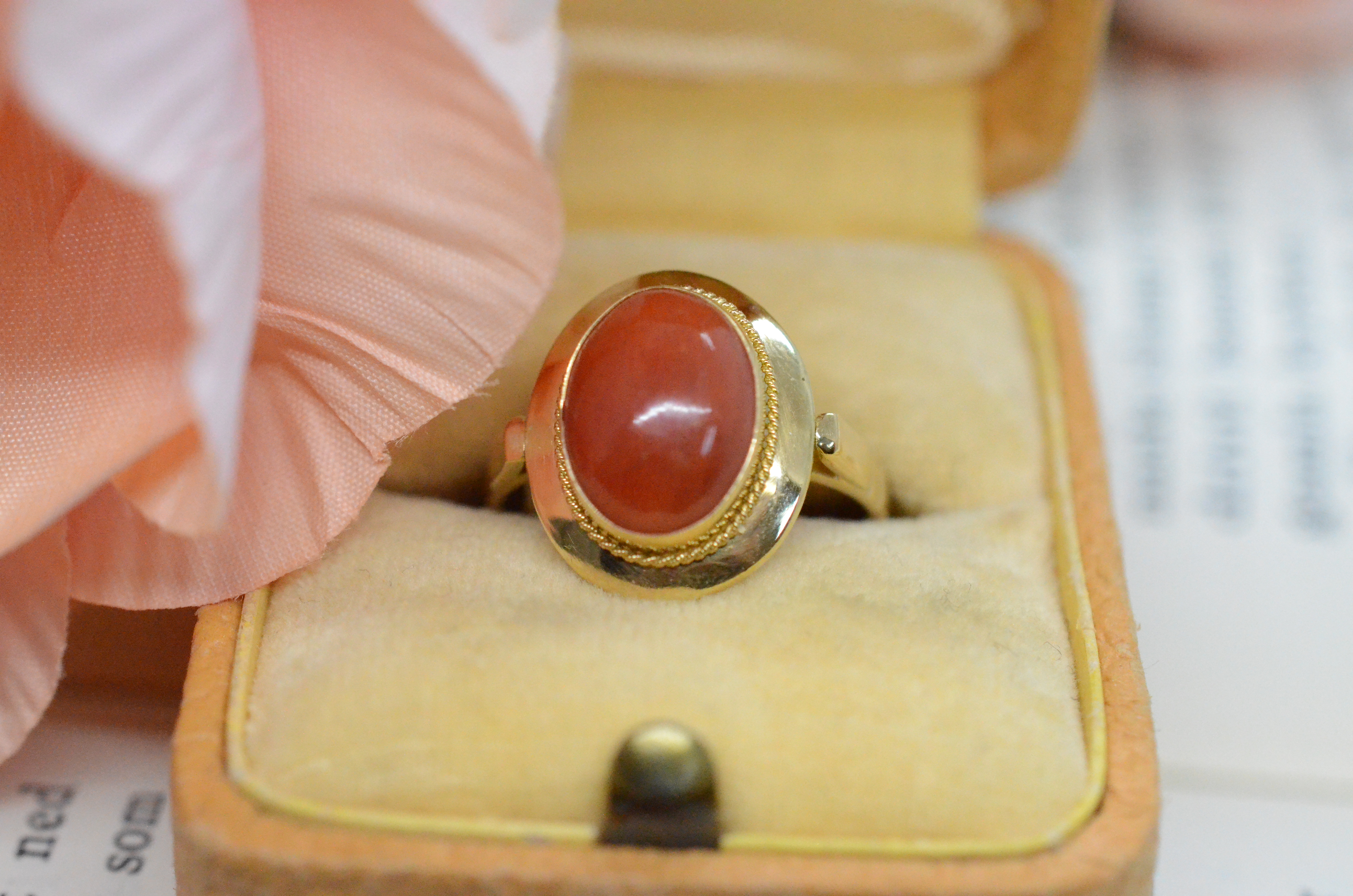 Vintage 18k ring with coral colored stone