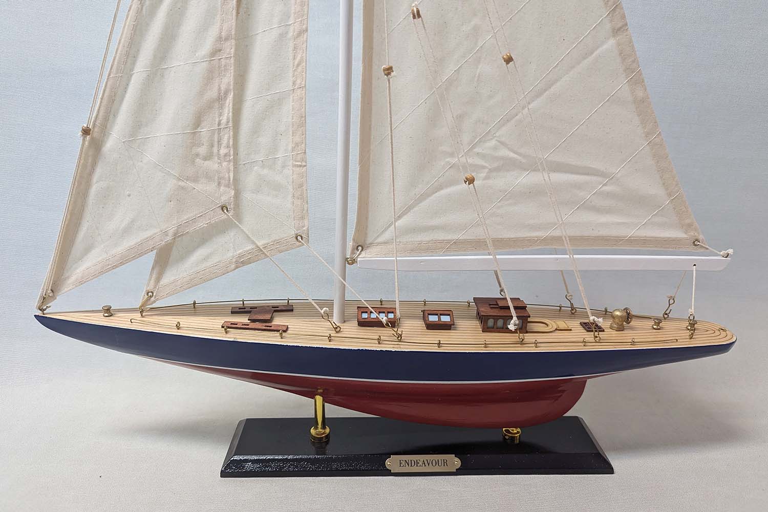 Endeavour J-båt modell 56x68 cm