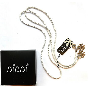 Halsband vit flätad kedja silverfärgade blommor diddi design berlock