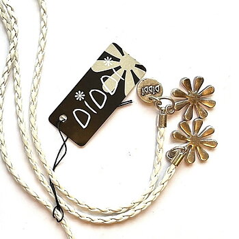 Halsband vit flätad kedja silverfärgade blommor diddi design berlock