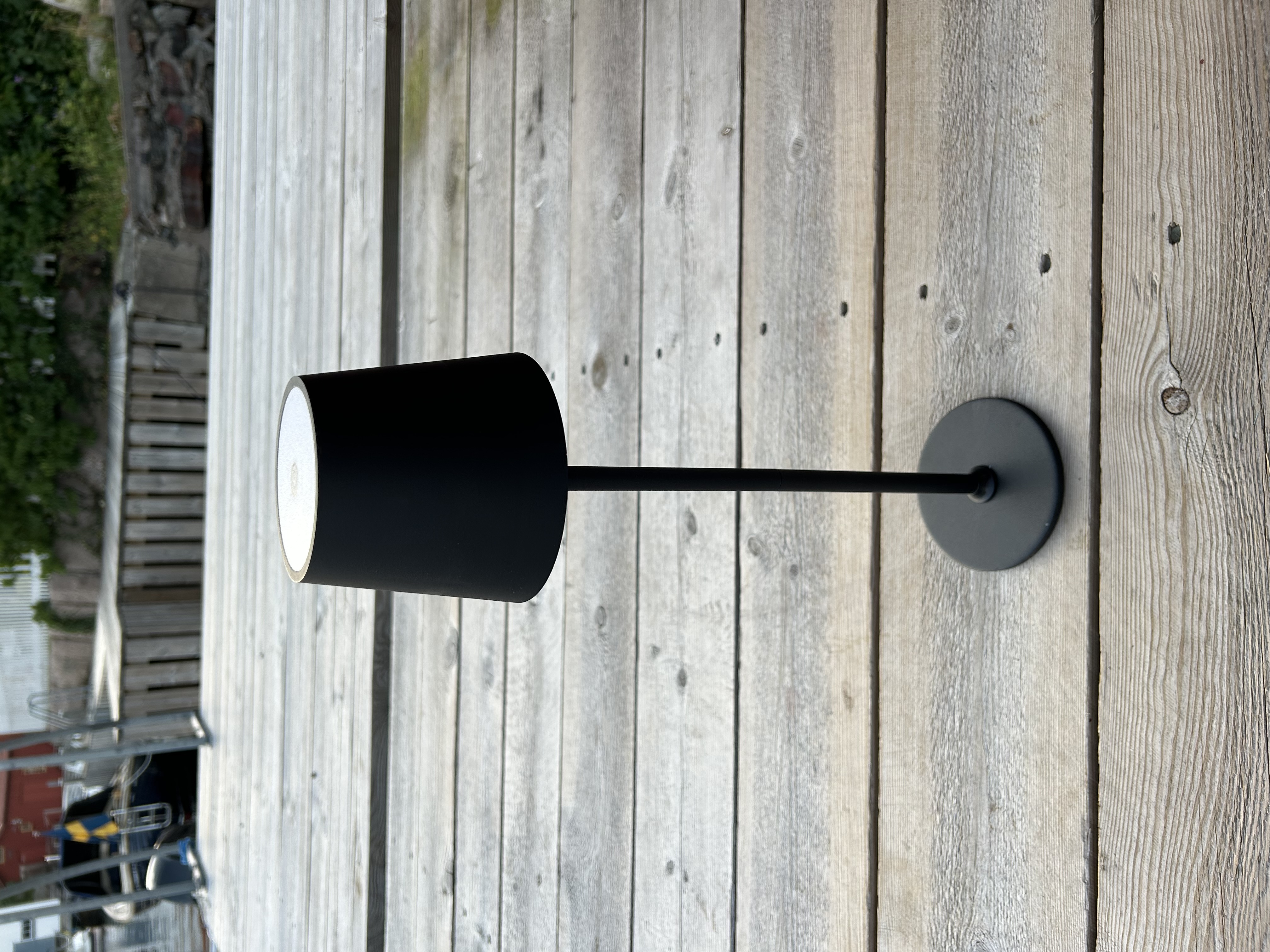 Portabel lampa med 3 olika ljusstyrkor och justerbar höjd 24-38 cm