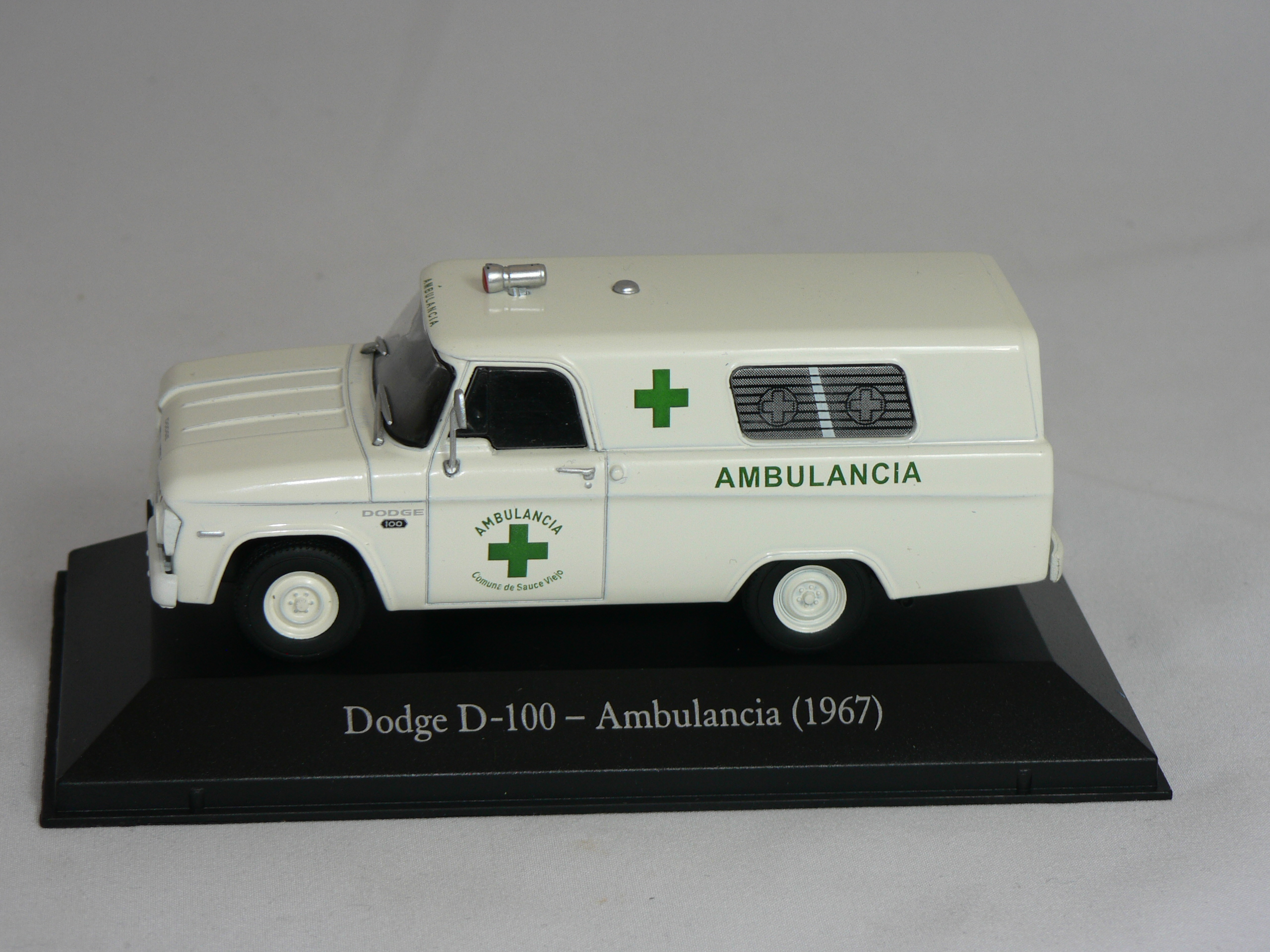 	Dodge  D-100  Ambulans 1967 1:43 Atlas  - 3