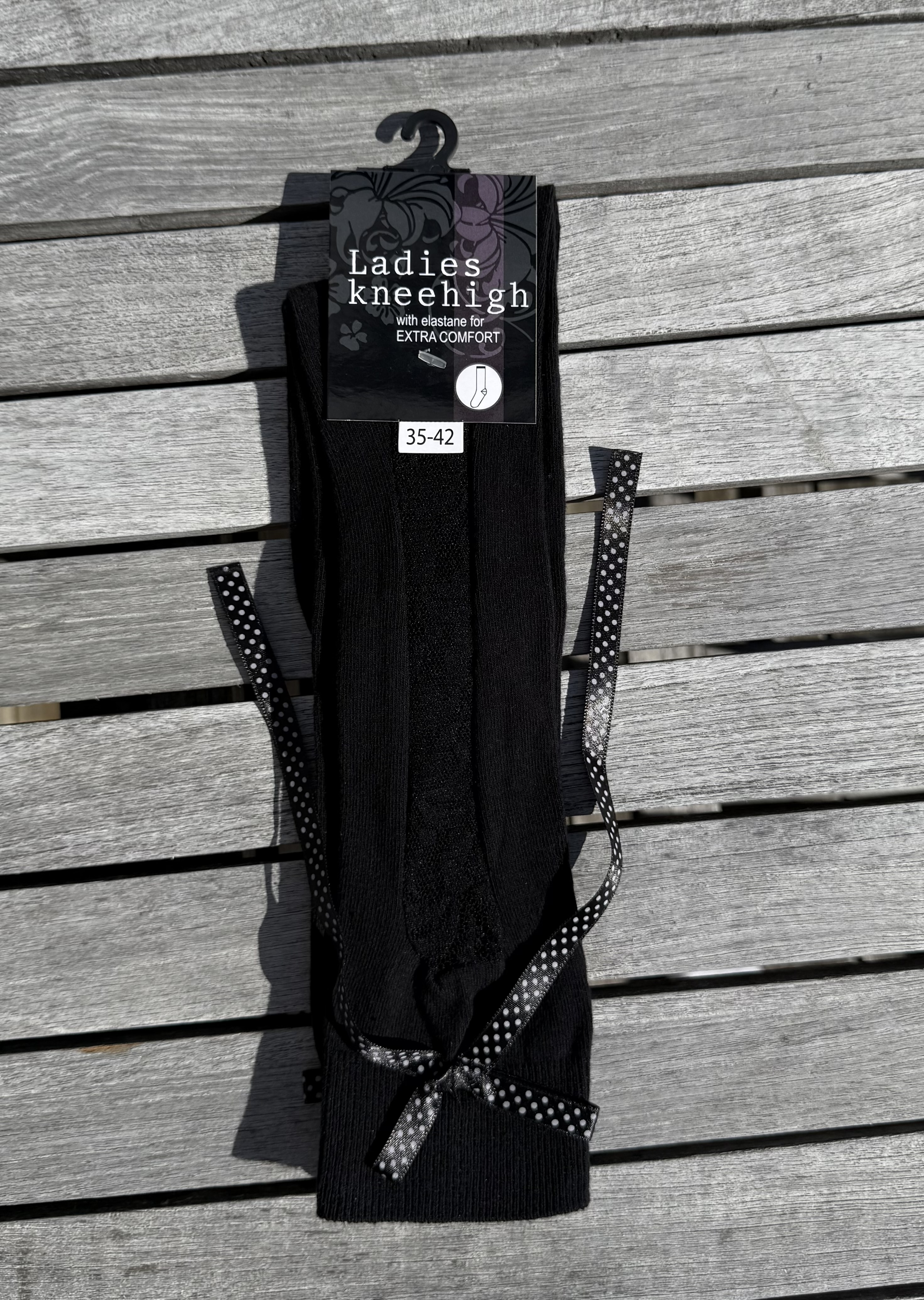 Svart knästrumpa med spetsdetalj och rosett - 2