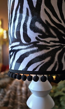 Lampskärm  LARGE - Zebra Svart/Vit med Bollfrans