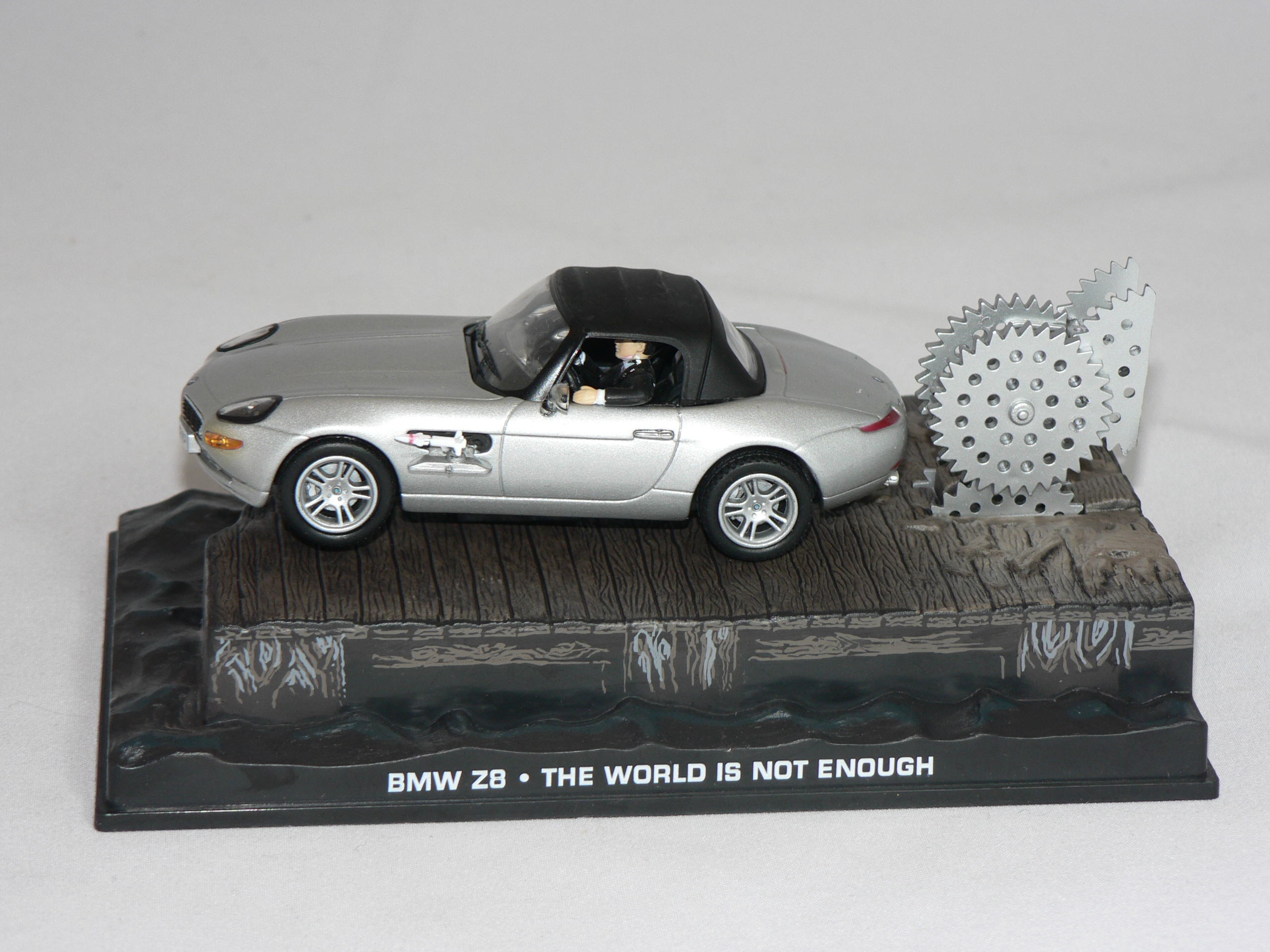 BMW Z8  1:43  Atlas  ( The world is not enough James Bond Collection ) - 3