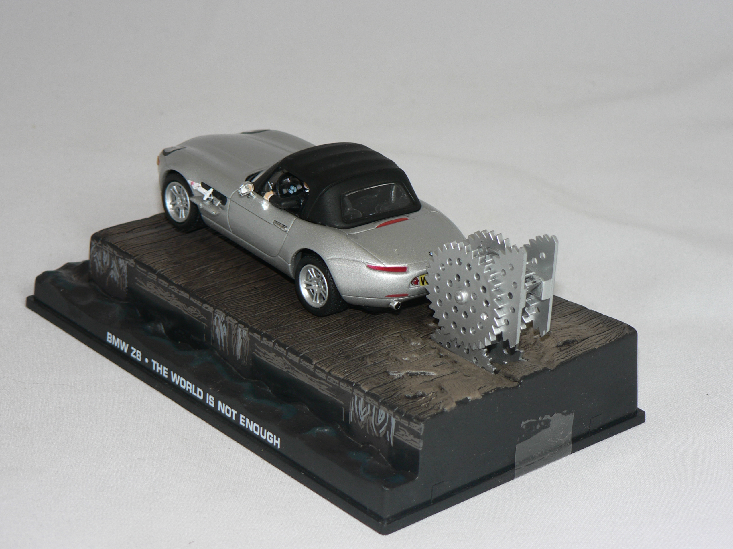 BMW Z8  1:43  Atlas  ( The world is not enough James Bond Collection ) - 2