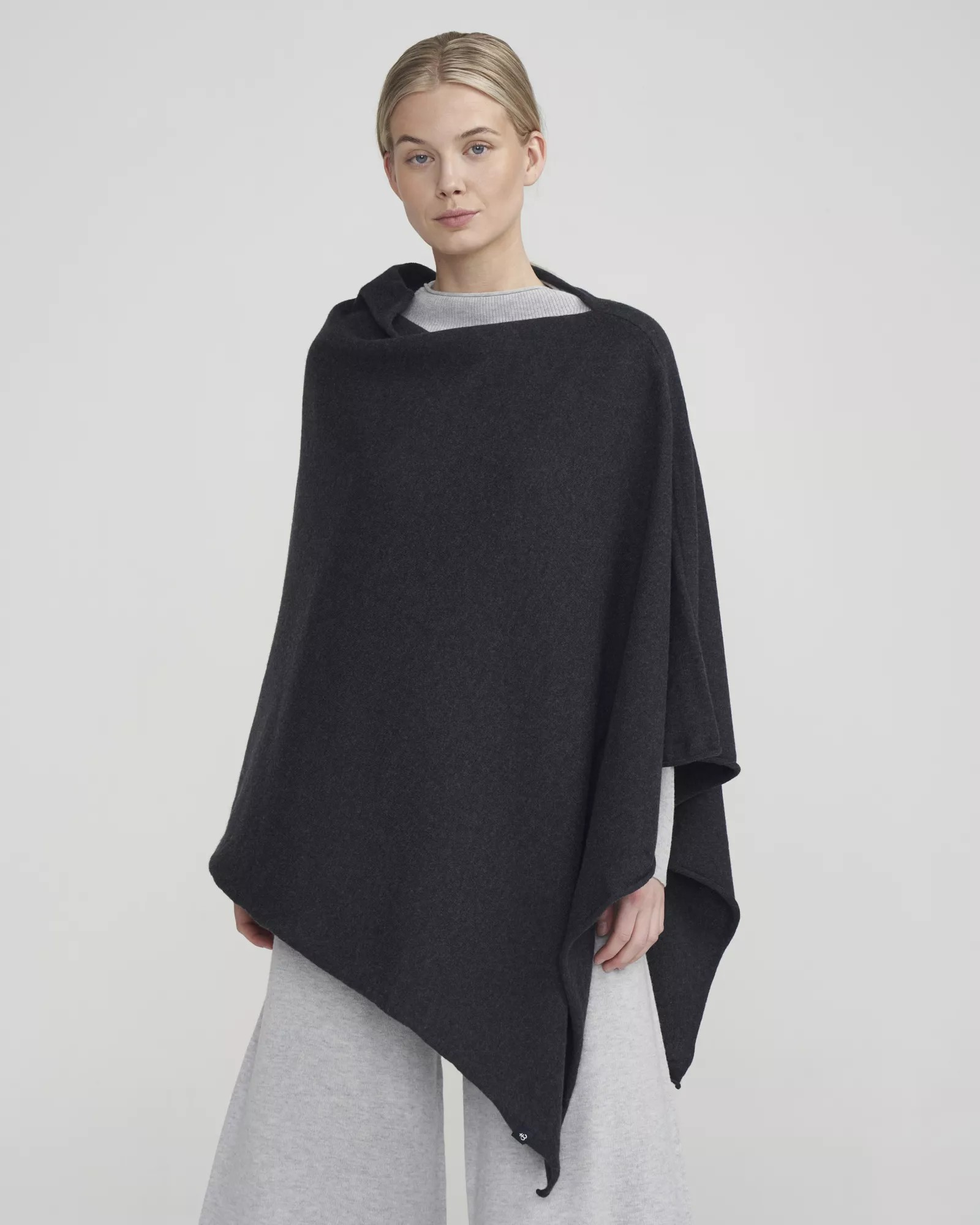 Sofie Poncho - Black Melange - Holebrook