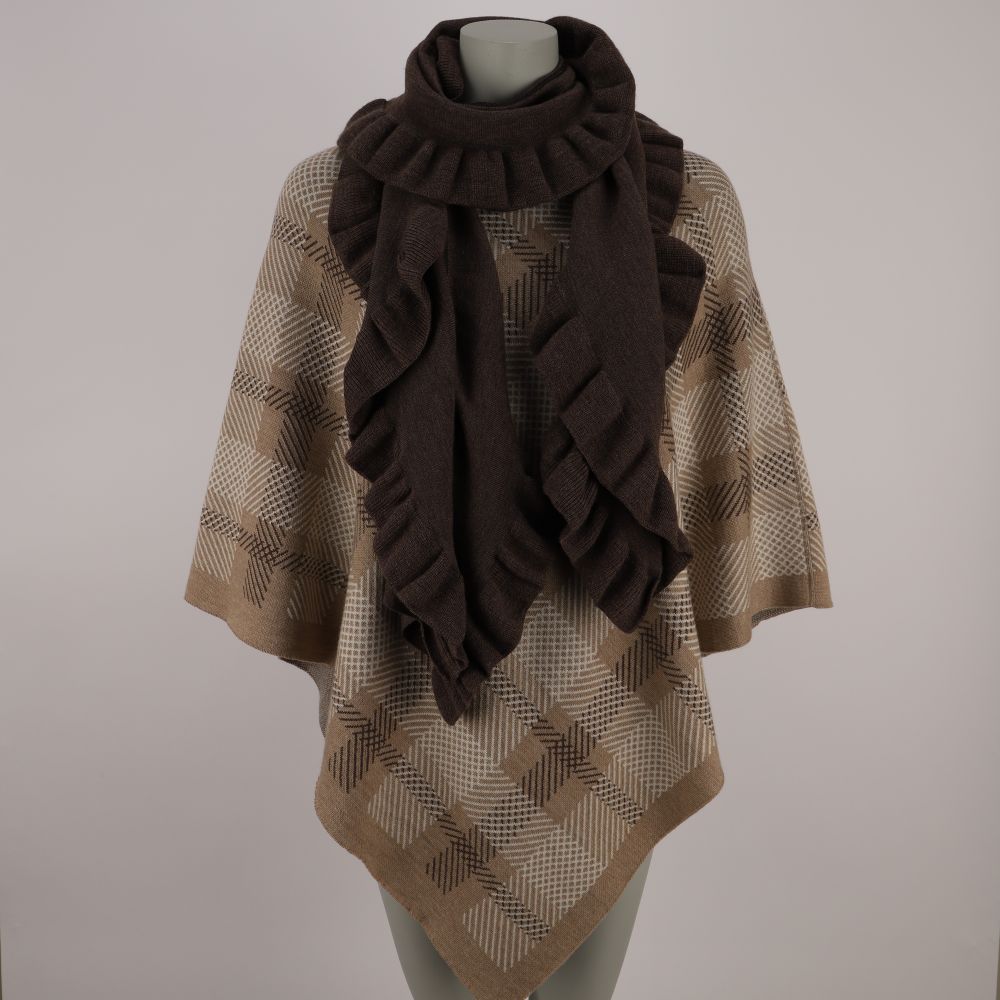 Stickad poncho i merinoull med rutmönster, färg beige