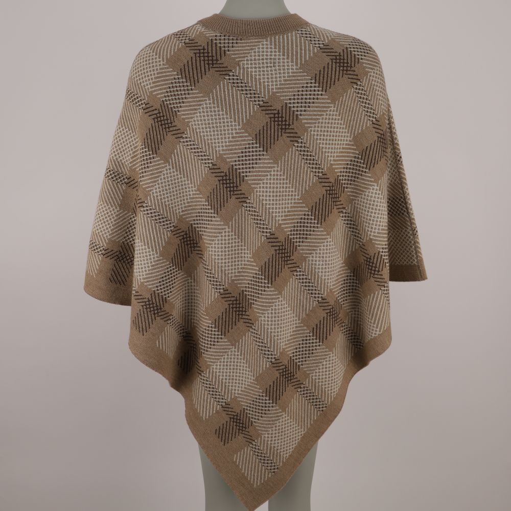 Stickad poncho i merinoull med rutmönster, färg beige, bild bakifrån
