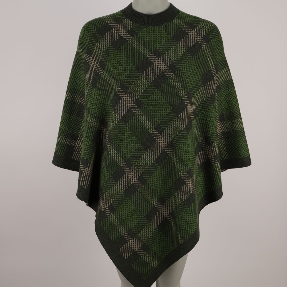 Stickad poncho i merinoull med rutmönster, färg grön