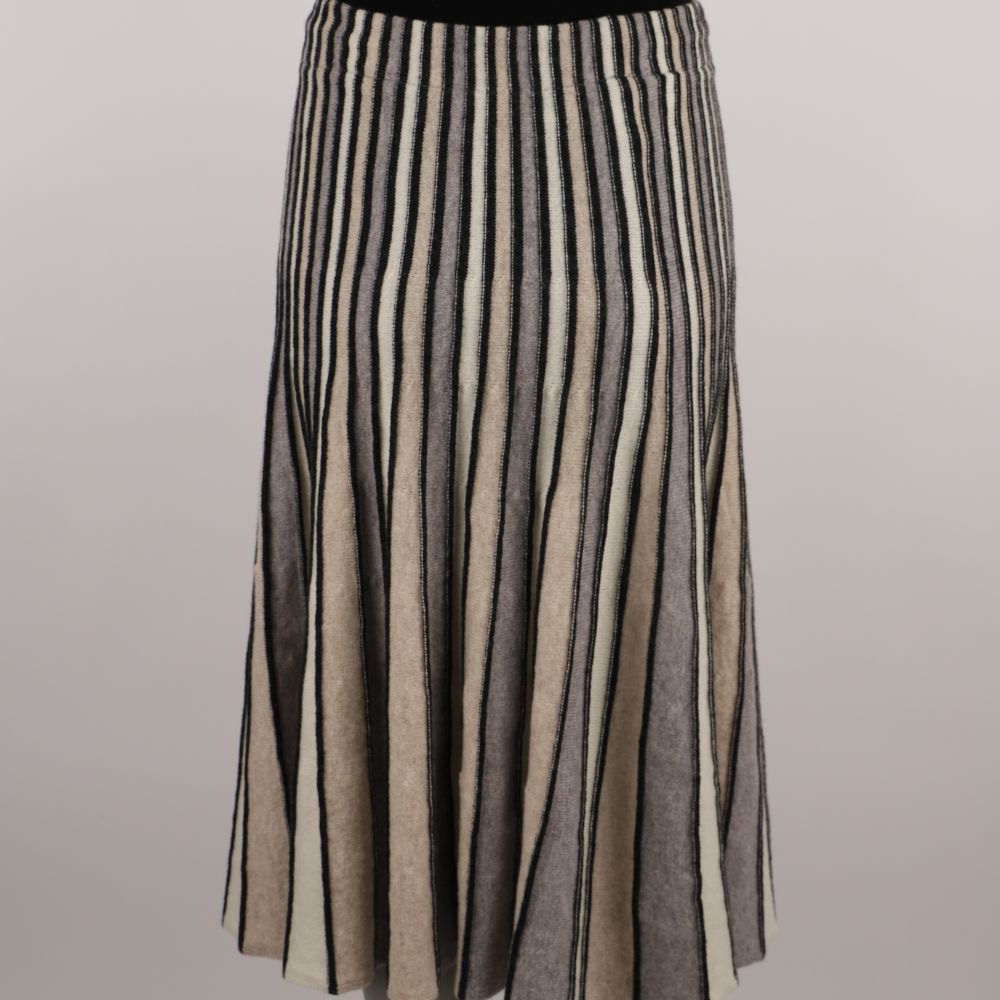 Knitted pleated lambswool skirt in natural color