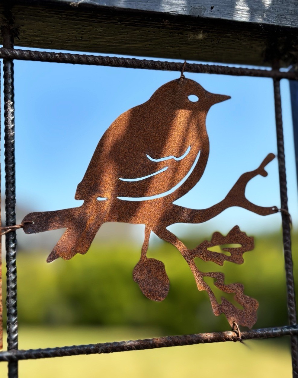 Rostig FÅGEL på gren till armeringsnät 14 cm